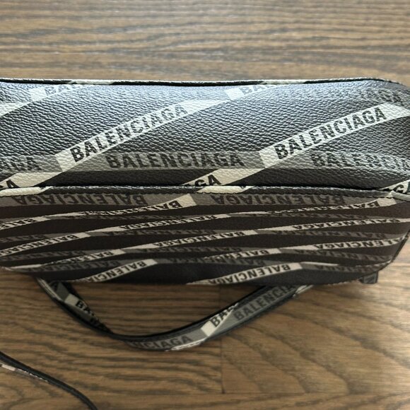 Balenciaga Everyday Logo Camera Bag - Picture 4 of 5